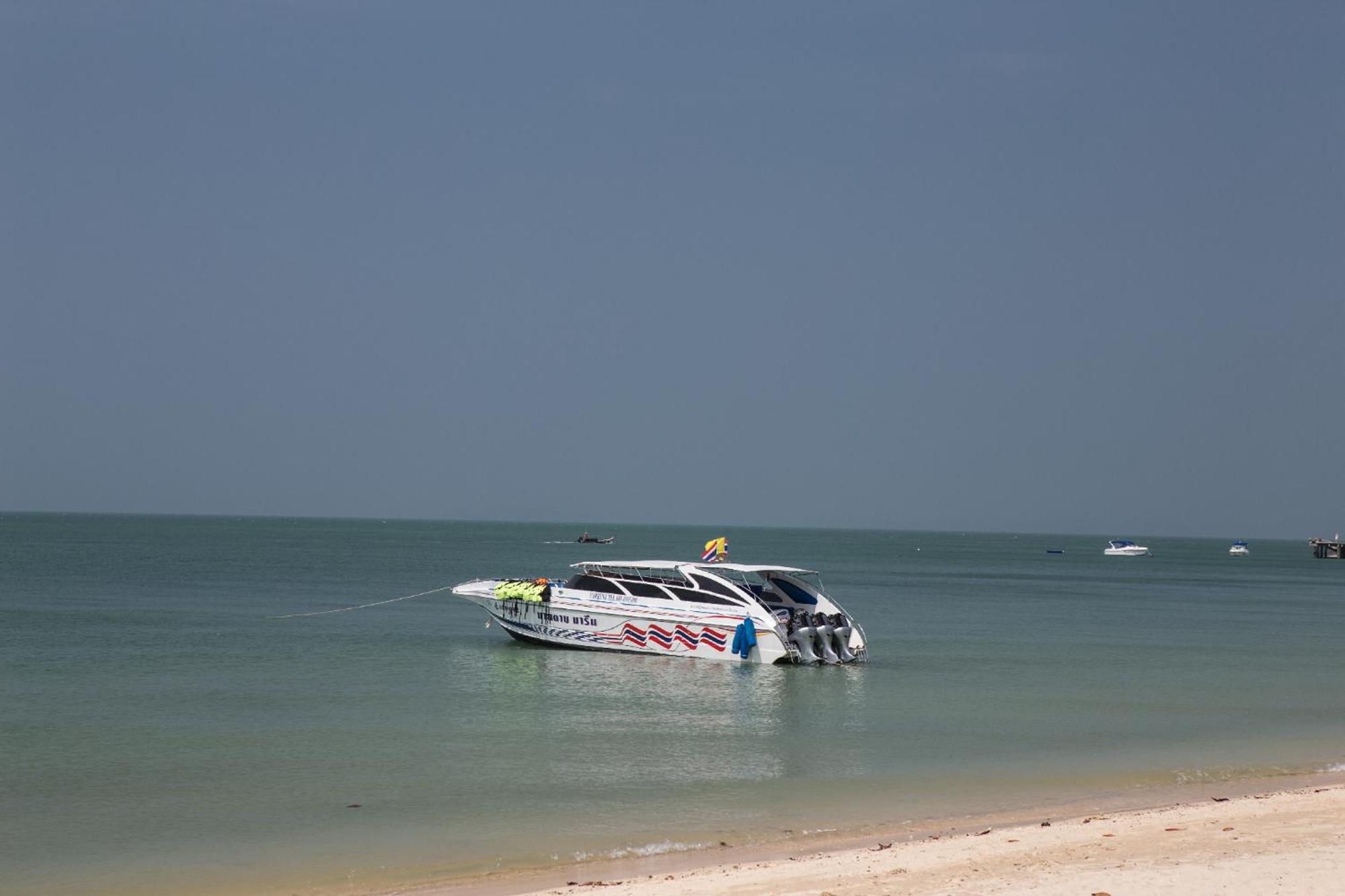 Blue Bay Resort - Access To Pool And Beach-Phuket & Krabi Ko Yao Yai Luaran gambar A boat on the beach