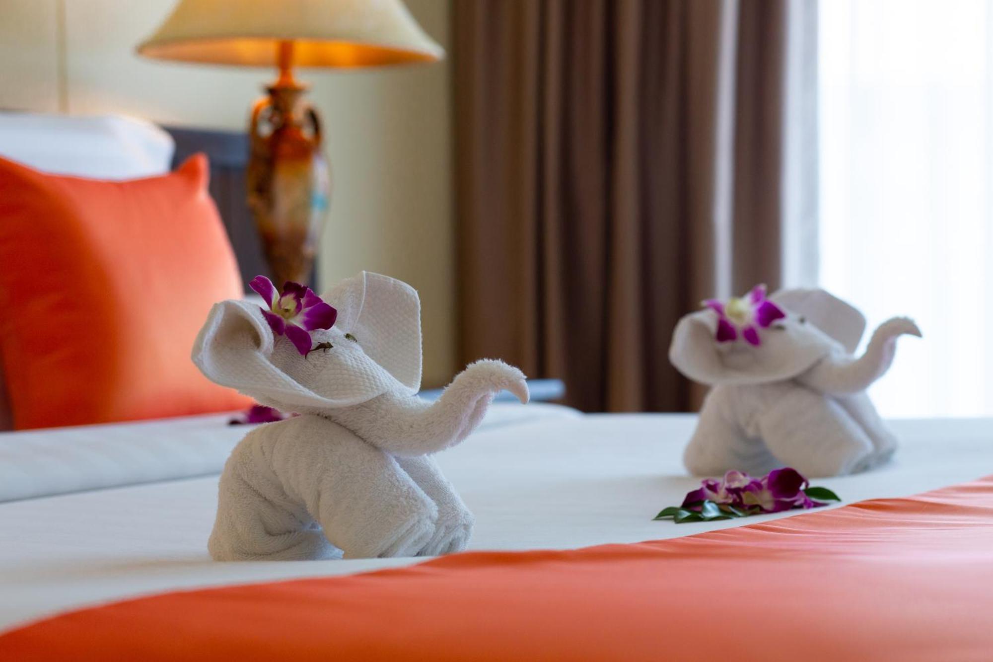 Blue Bay Resort - Access To Pool And Beach-Phuket & Krabi Ko Yao Yai Luaran gambar A bed with a towel elephant