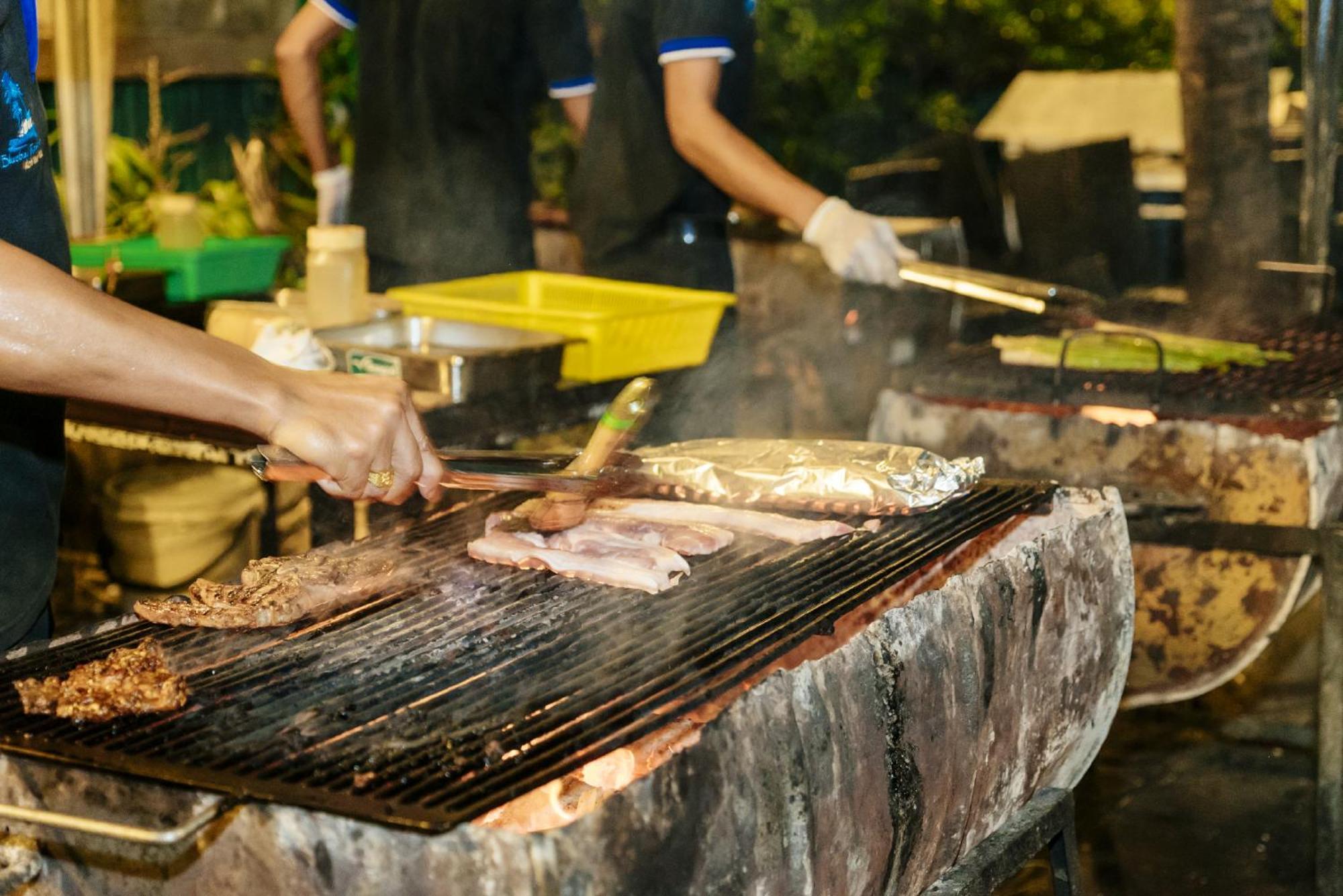 Blue Bay Resort - Access To Pool And Beach-Phuket & Krabi Ko Yao Yai Luaran gambar Cooking with a flattop grill